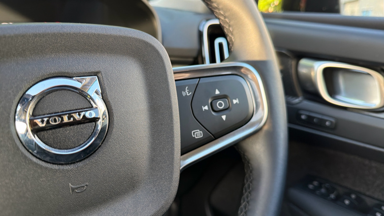 Volvo XC40 2.0 B4P Ultra Dark 5dr Auto Petrol Estate